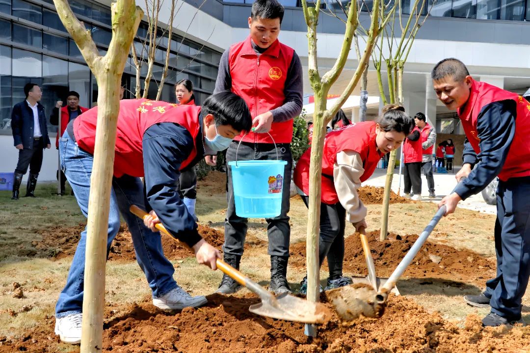 縣領導參加義務植樹活動