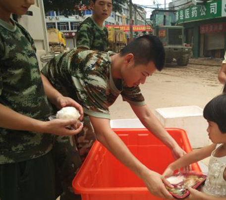 給受災(zāi)民眾送飯