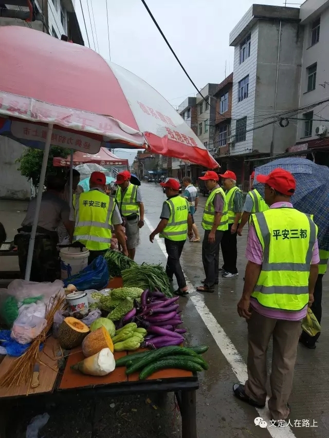 閩清三都農貿市場的良好秩序離不開三都老年志愿服務隊的辛勤付出!