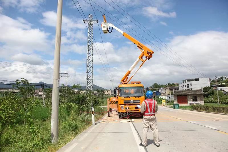 供電公司：帶電作業(yè)緊急消缺 筑牢防線迎戰(zhàn)臺(tái)風(fēng)