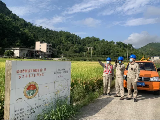 開展電力設(shè)施巡視 保障農(nóng)民秋收用電