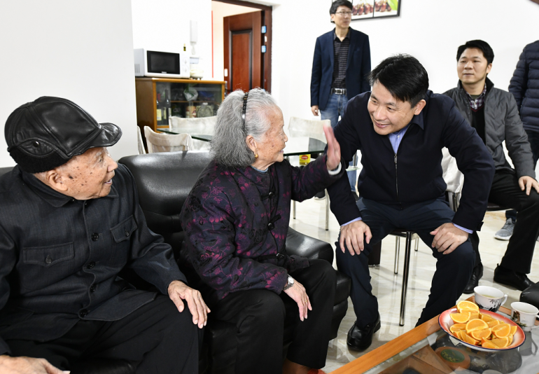 陳忠霖走訪慰問老干部,、困難黨員群眾