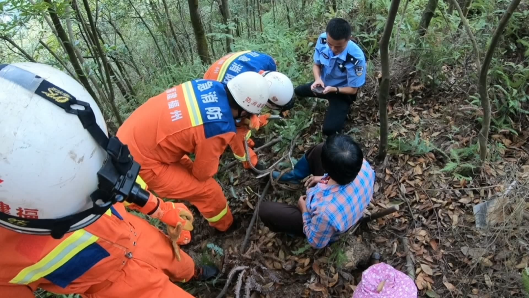 一老人山上被“困” 閩清消防緊急救援